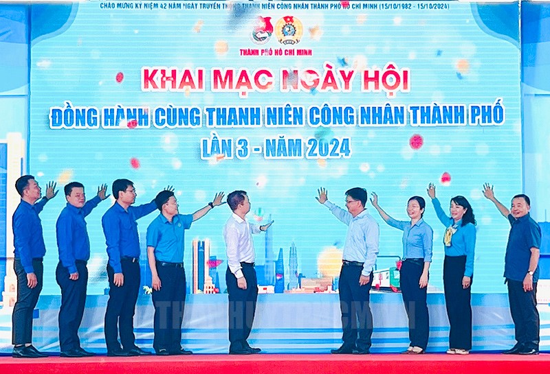 Các đại biểu thực hiện nghi thức khai mạc Ngày hội.